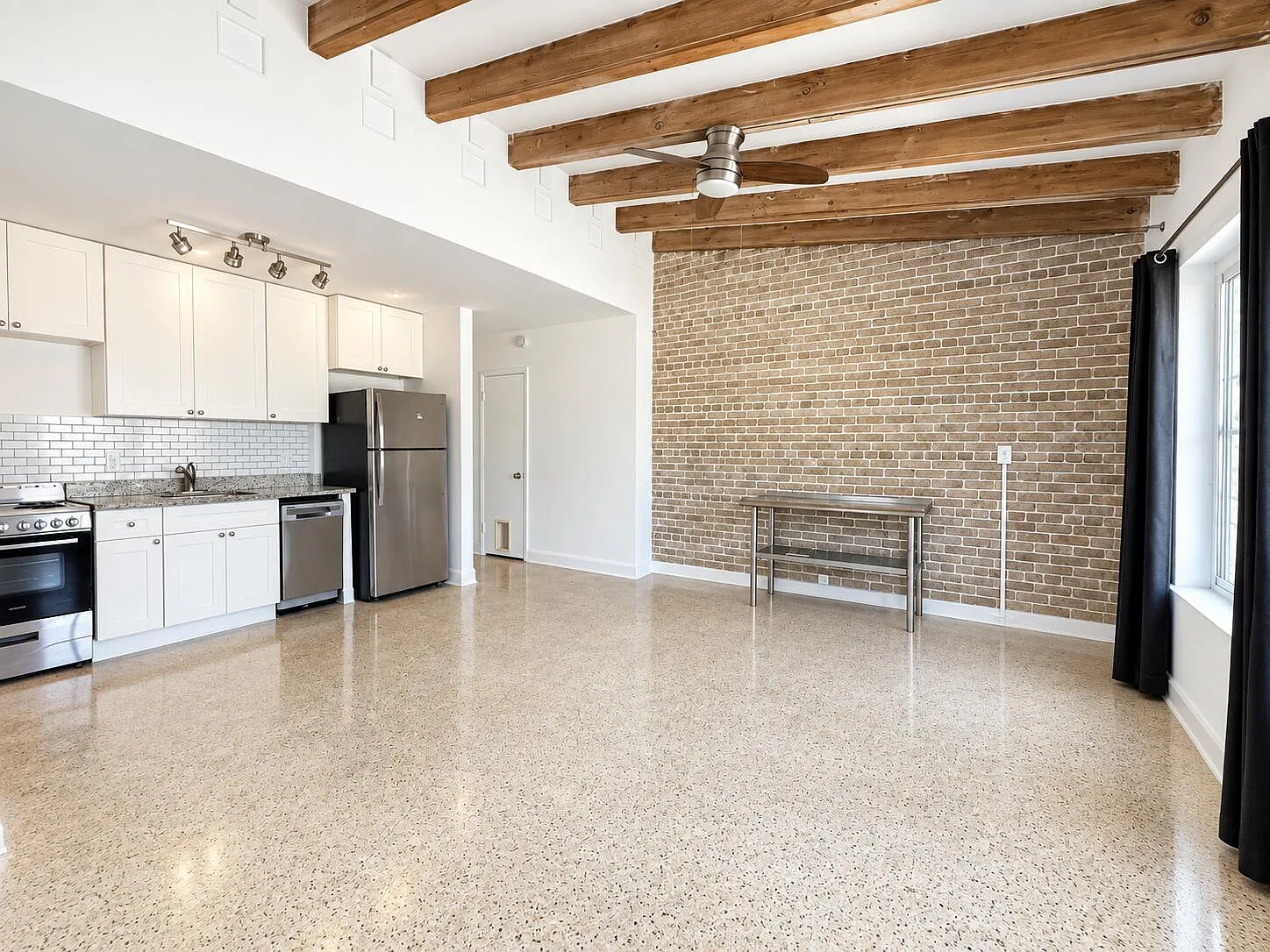 2 bed, 1.0 bath, 1615 sqft, $2,300 — Photo 2