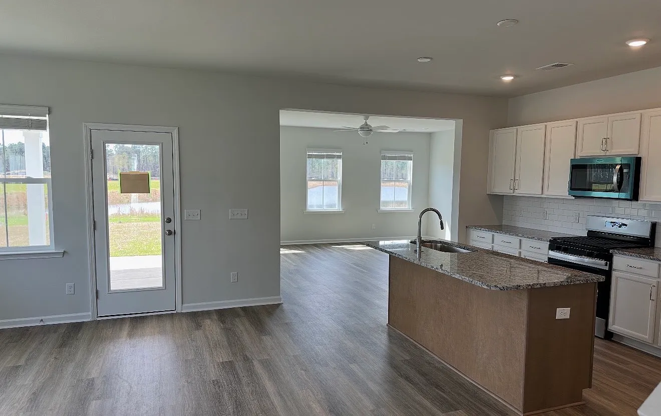 4 bed, 3.5 bath, 2650 sqft, $2,800 — Photo 2