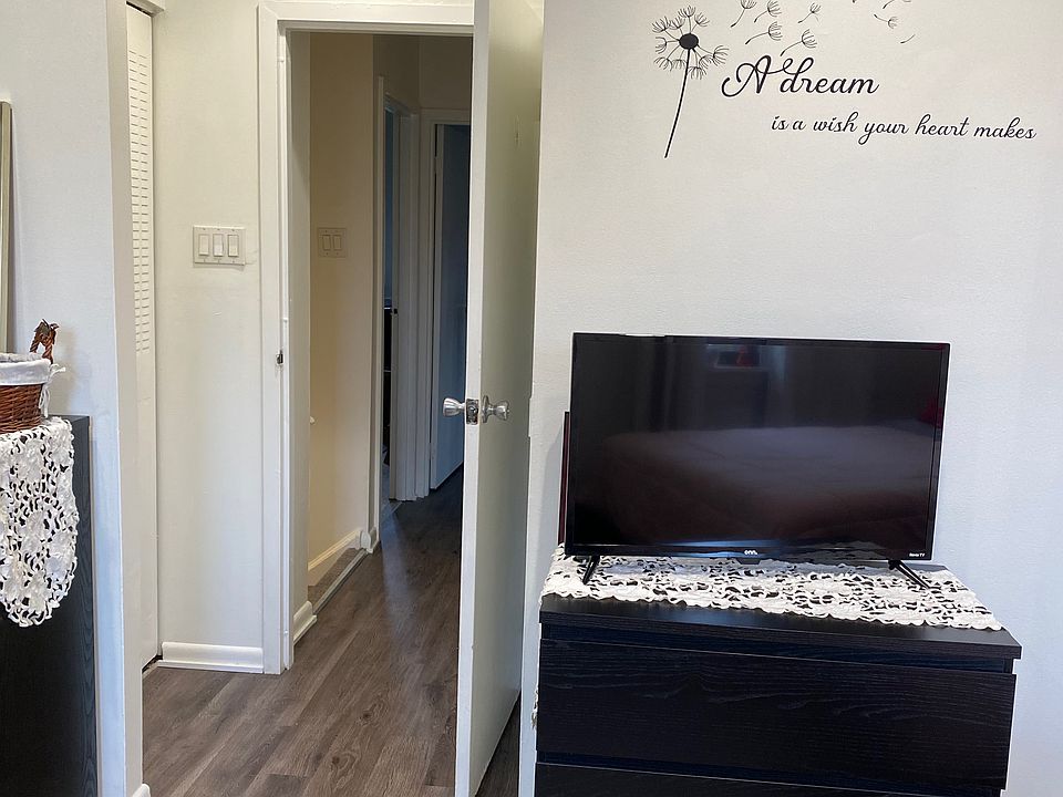 Living Room / Hallway