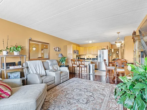 200 Swanton St APT 322, Winchester, MA 01890
