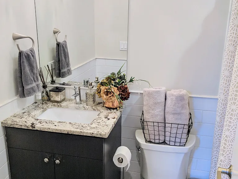 2nd Bath w/ tub