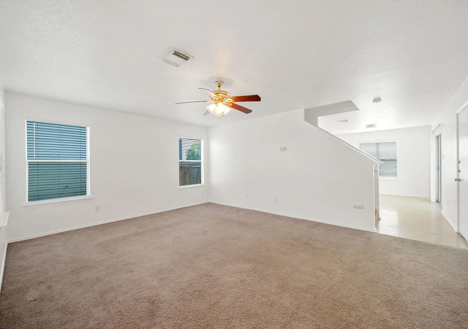 3 bedroom 2.5 bathroom located in Sagewood Subdivision — Photo 3