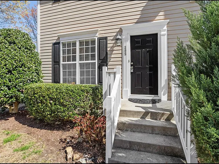 305 Anterbury Dr — Photo 2