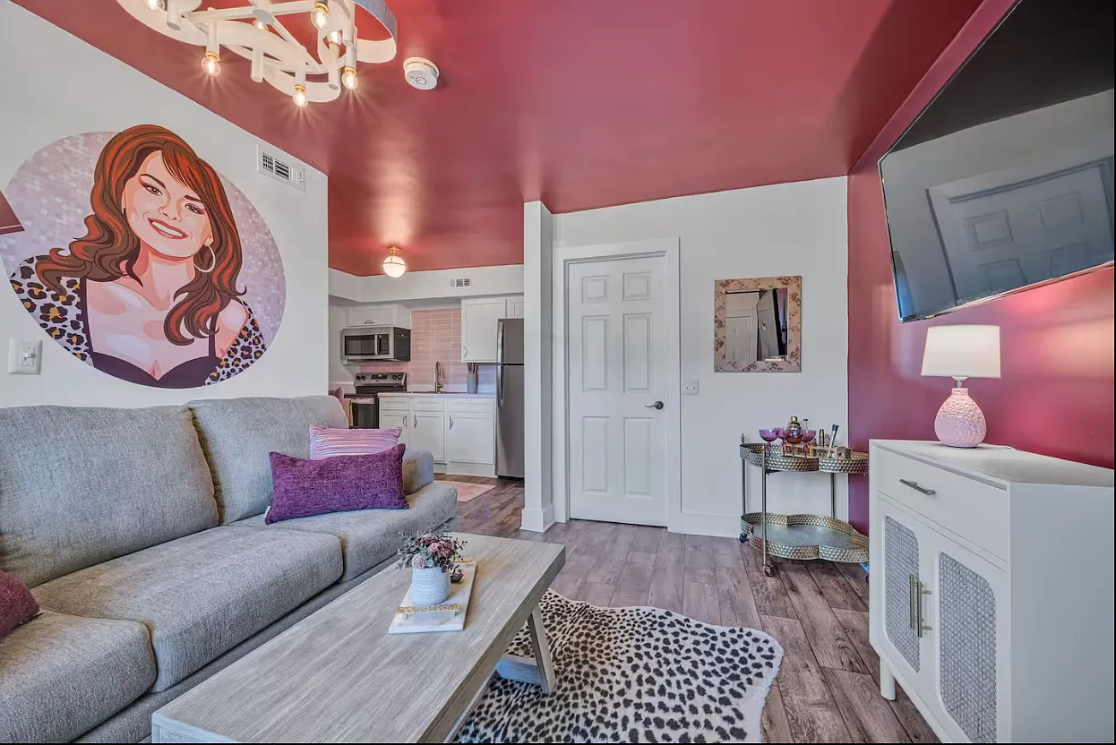 2 bed, 700 sqft, $2,000 — Photo 1