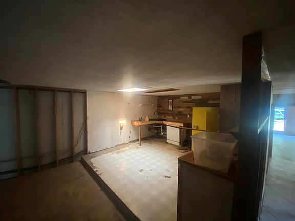 3rd image of 614 Garnet Rd