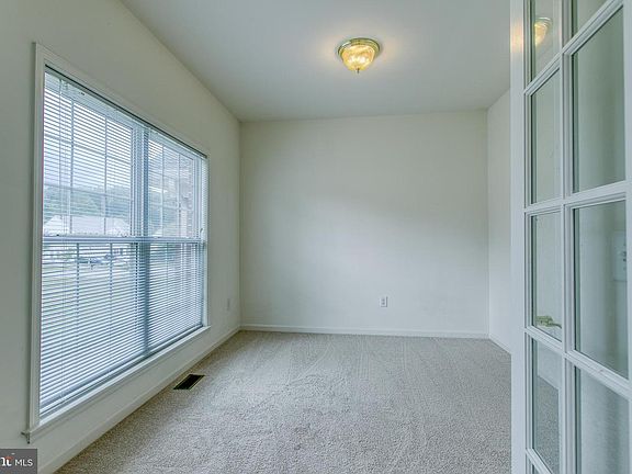 5th image of 1006 Great Oaks Ln
