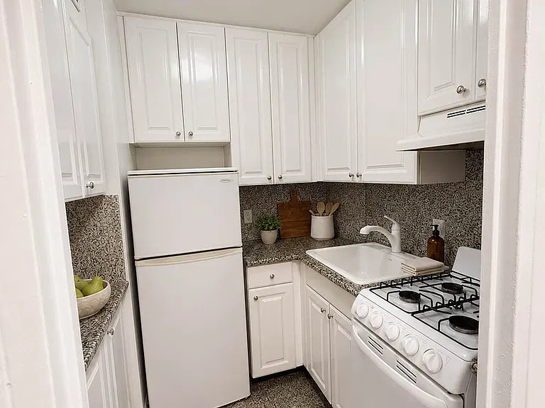 301 W 45th St #8J — Photo 4