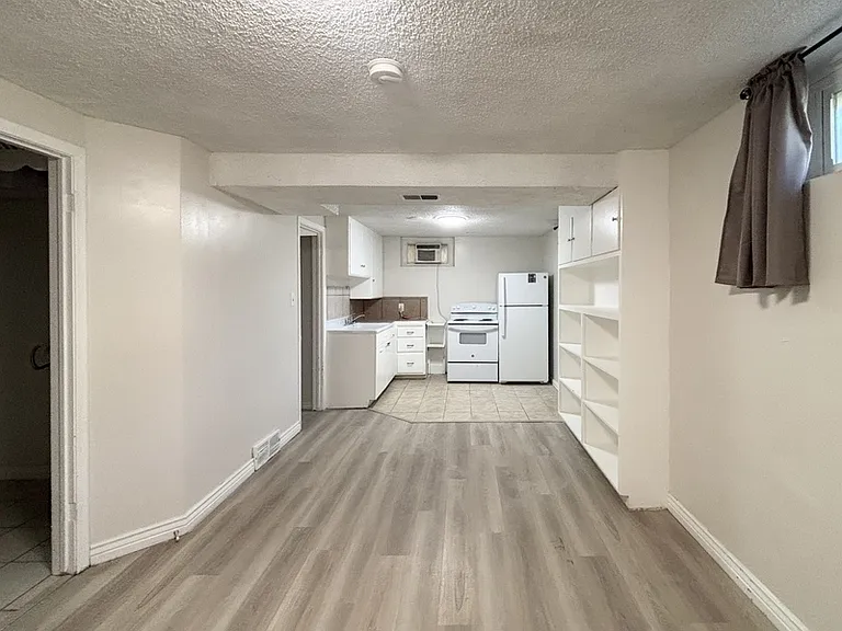 416 W Cornell Dr — Photo 9