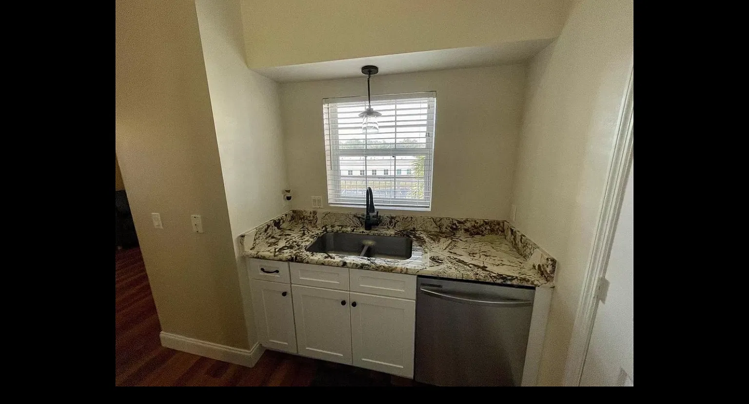 1 bed, 850 sqft, $1,650 — Photo 4