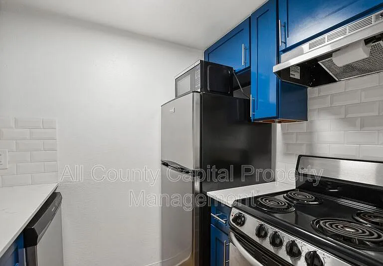 502 W 35th St #205 — Photo 9