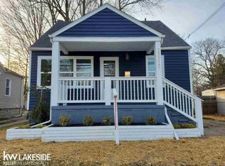 22321 Helen St, Saint Clair Shores, MI 48080