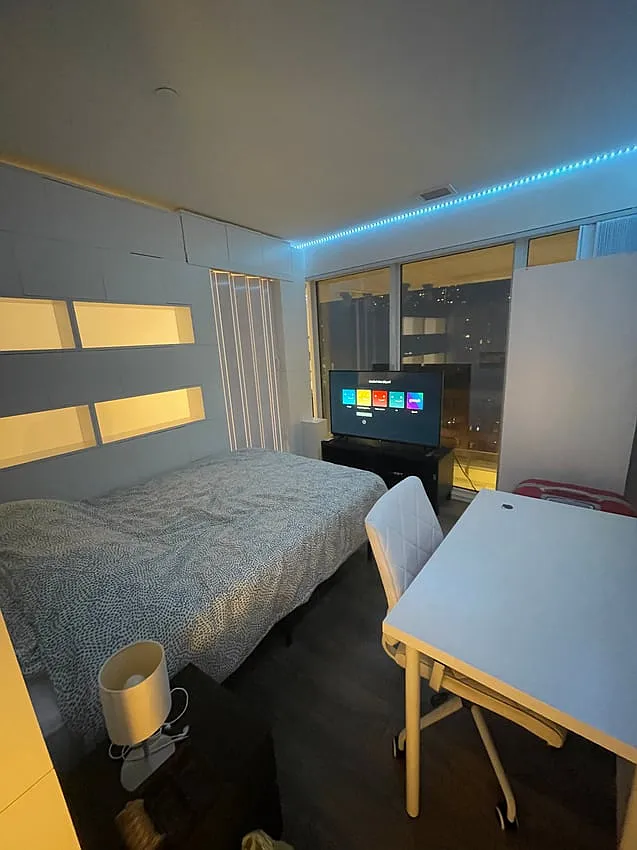 Flex Room with Balcony - McGill Street & Church Street — Photo 2