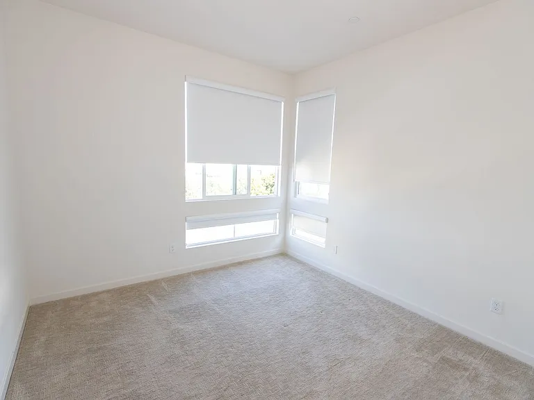1625 Hampton Dr — Photo 22