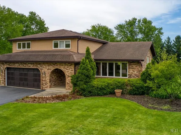 36W345 Barton Dr, Saint Charles, IL 60175