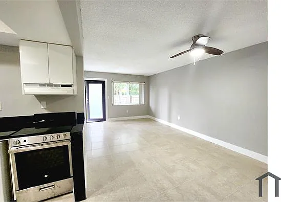 335 SW 20th St #9 — Photo 10