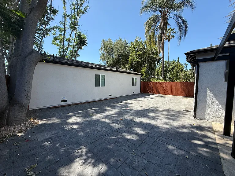 7725 Owensmouth Ave — Photo 21