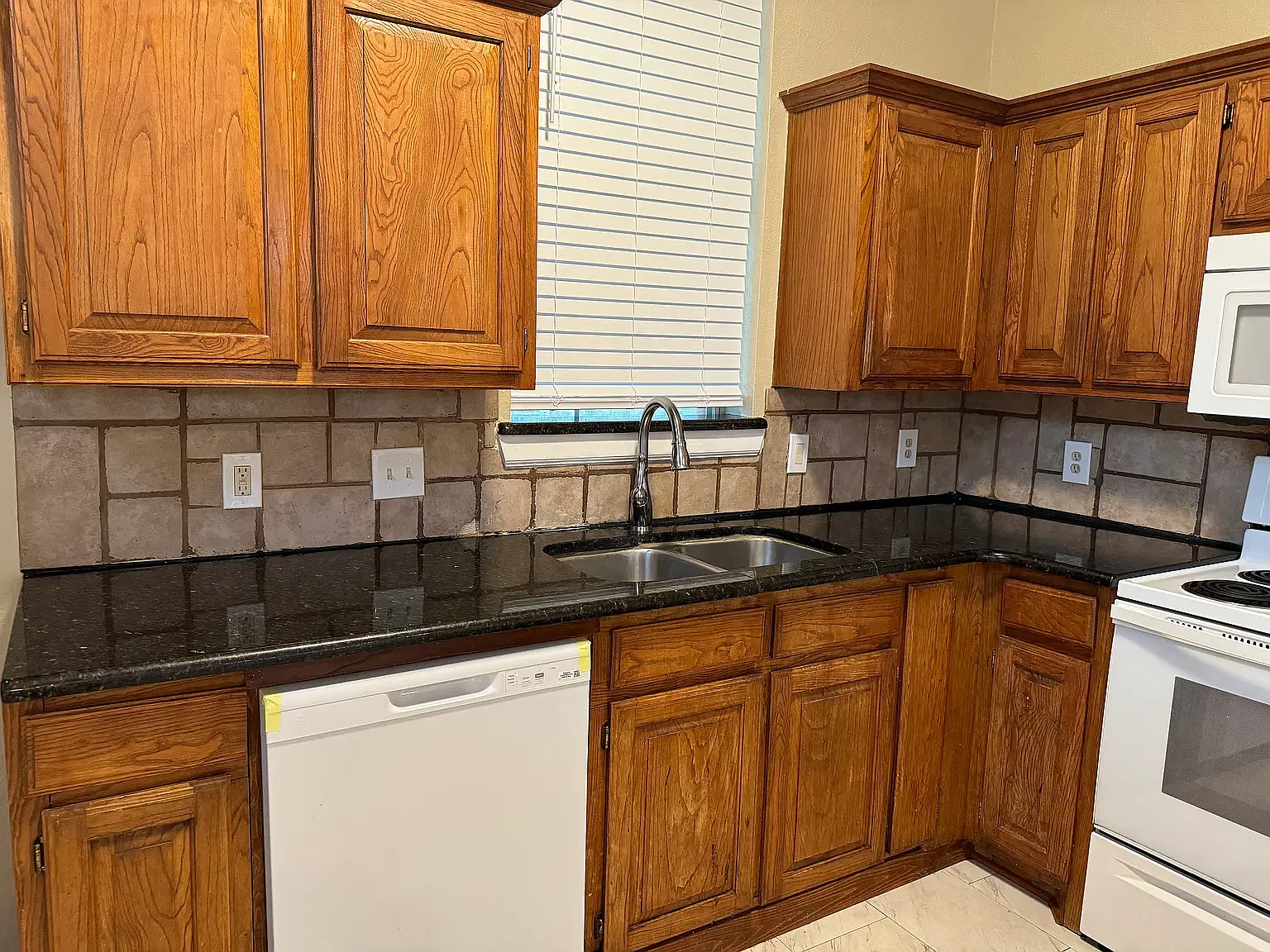 3 bed, 988 sqft, $1,600 — Photo 2