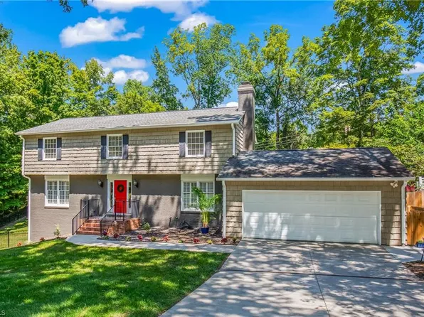 1222 Yorkshire Dr, High Point, NC 27262