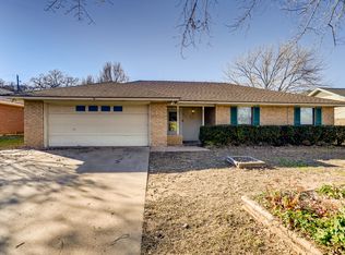 921 Elm Ct, Azle, TX 76020