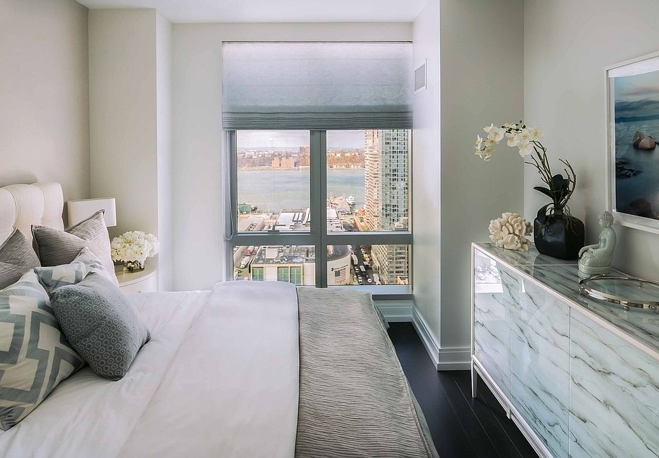 1st image of 555 10th Ave APT 15B