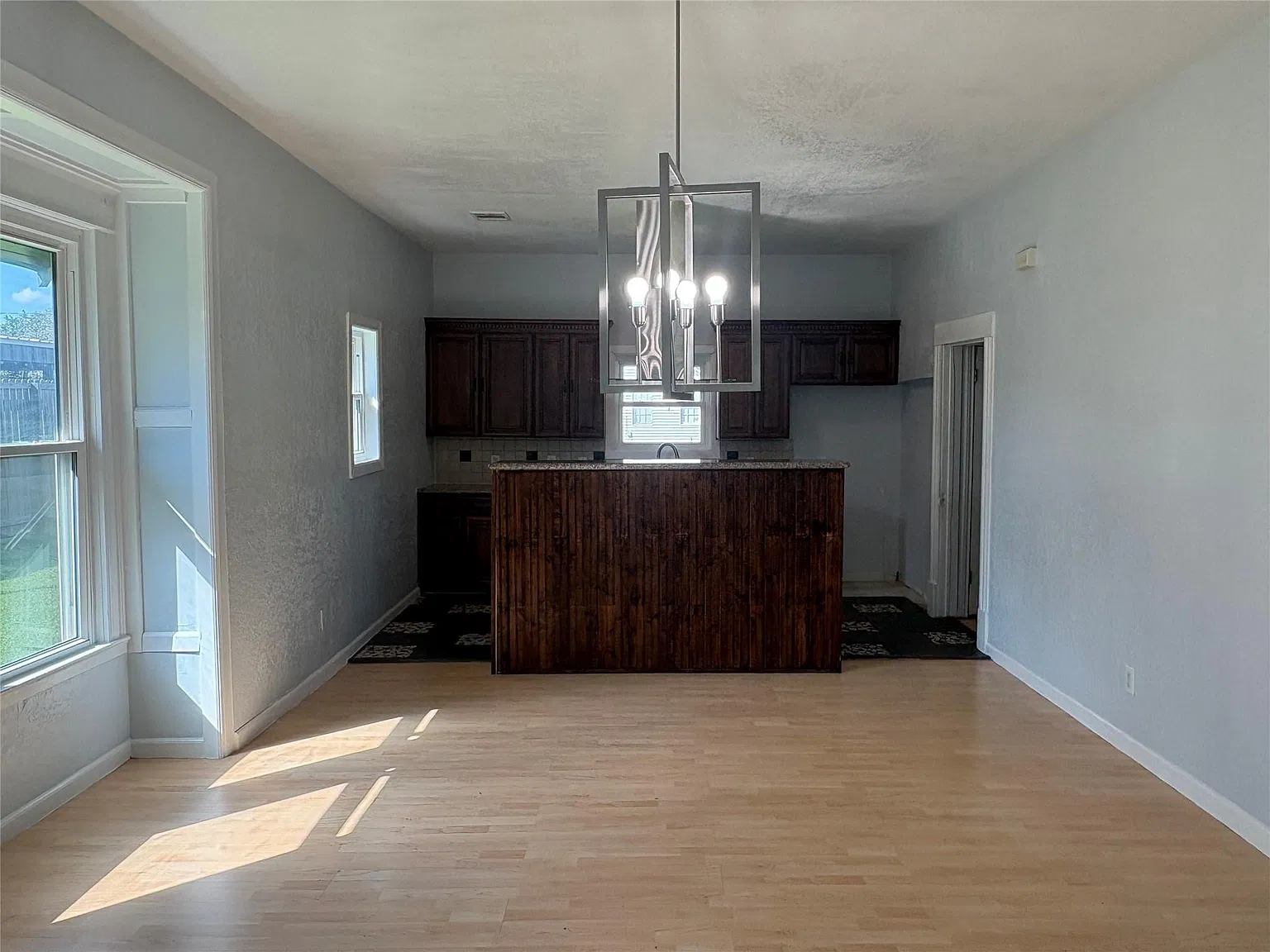 4 bed, 1.0 bath, 1541 sqft, $2,000 — Photo 2