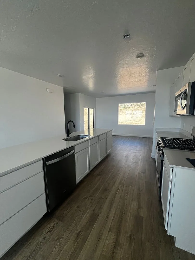 Brand New Home with a Gorgeous View — Photo 3