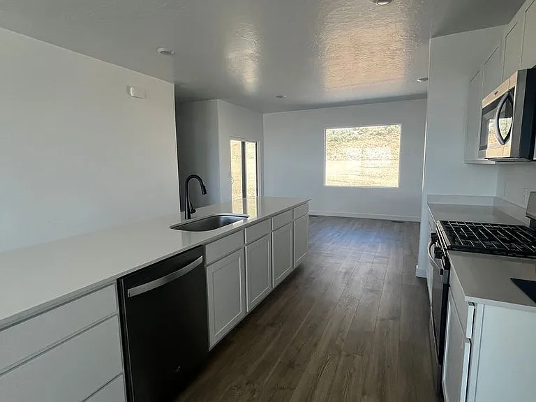 403 E Levengrove Dr — Photo 3