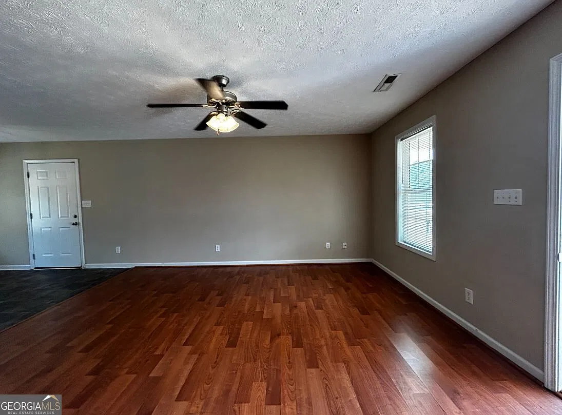 3 bed, 2.0 bath, 1260 sqft, $1,400 — Photo 2