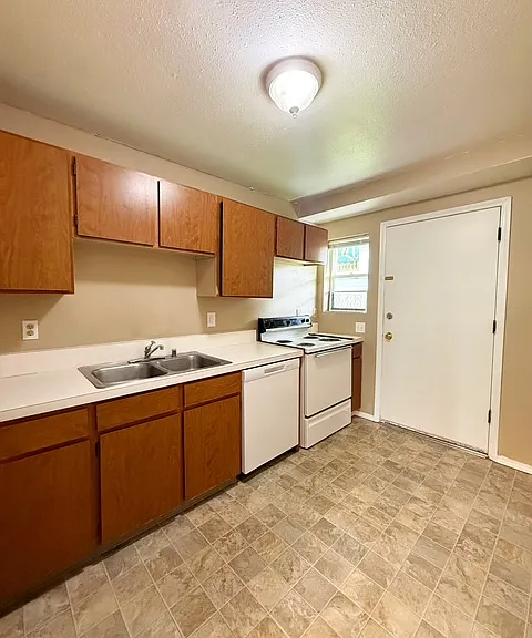 637 Pleasant Ave #102 — Photo 6
