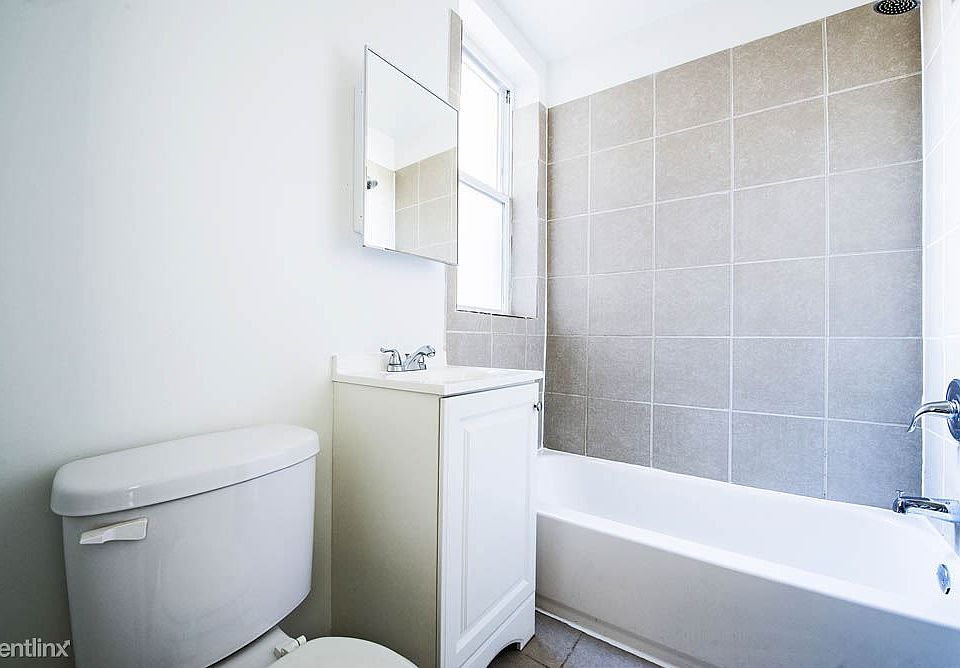 5314 W Washington Bvd Apartments Chicago Bathroom_01