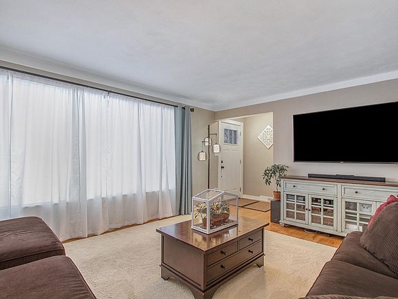 2nd image of 119 W 34th St