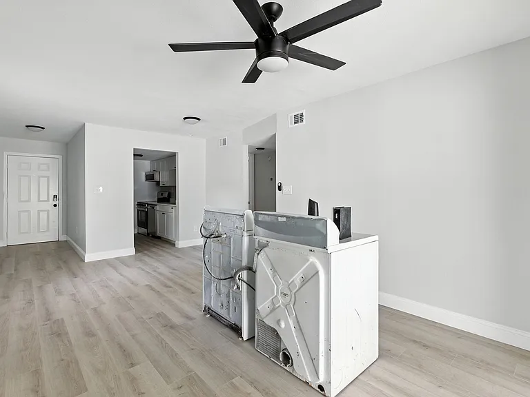 408 S Tampania Ave — Photo 30