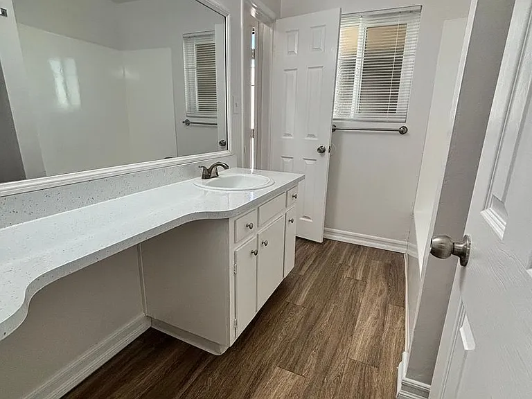 University Terrace Apartments — Photo 29
