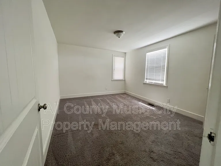 1013 Chadwell Dr — Photo 8