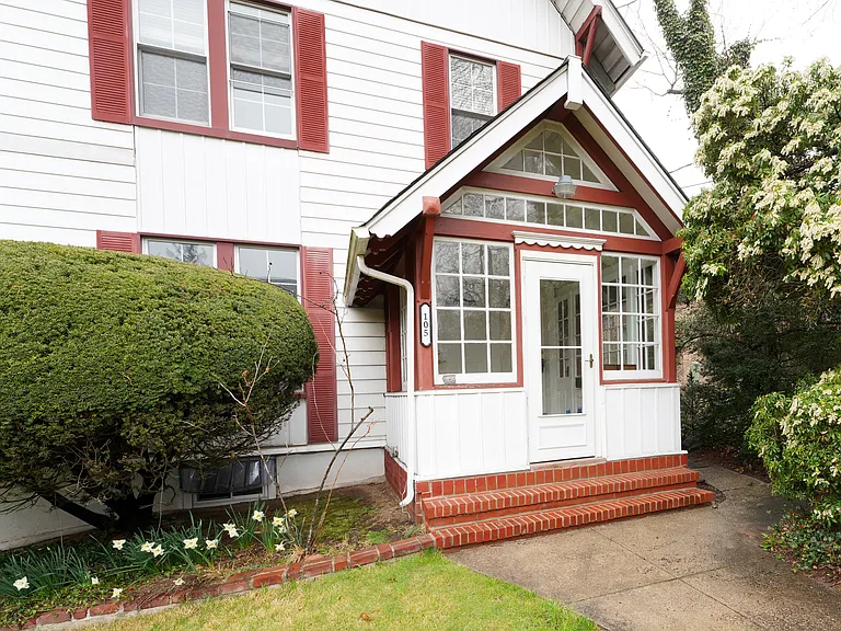 105 E Palisade Ave #B — Photo 2