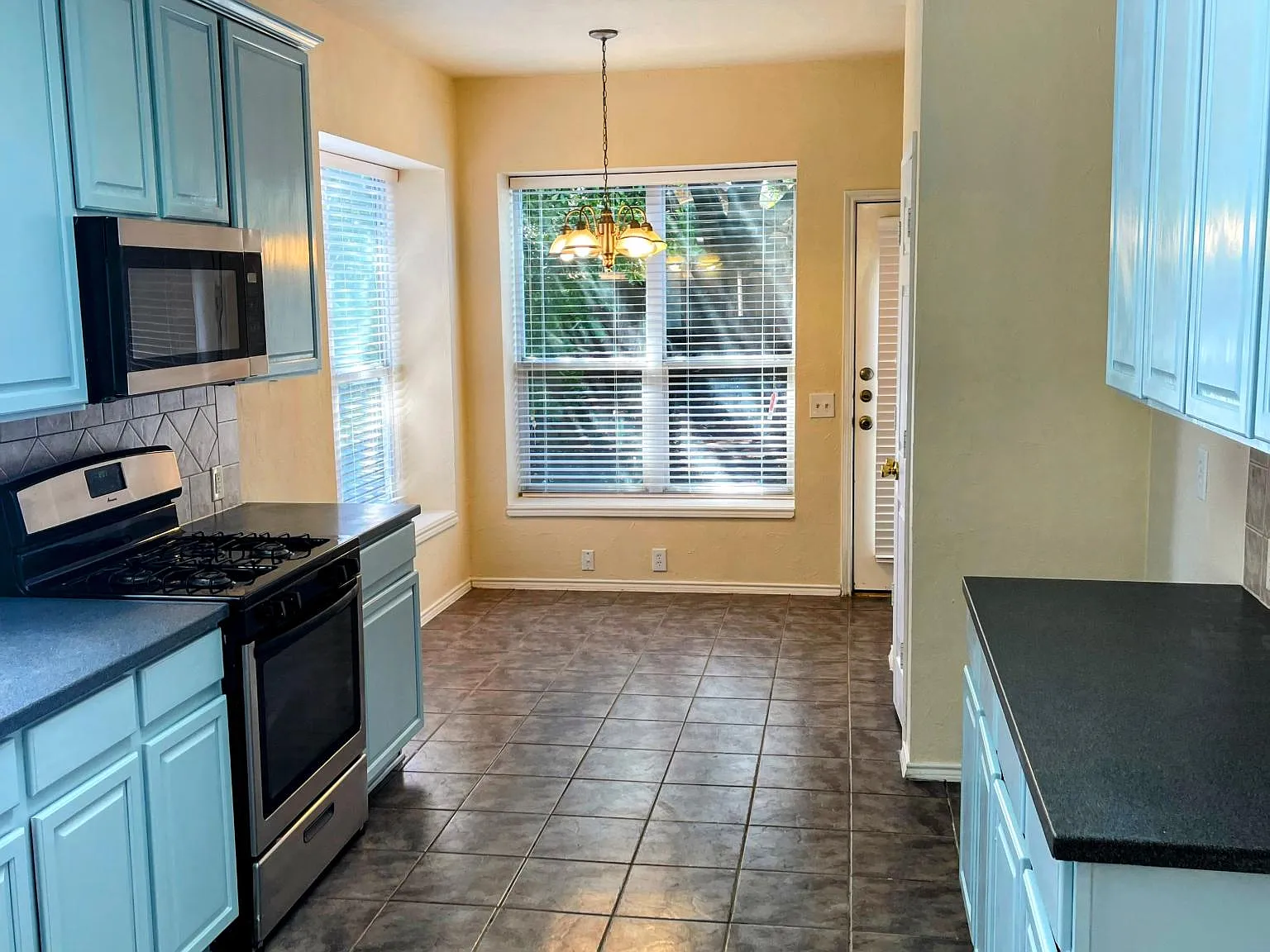 4 bed, 2.5 bath, 2374 sqft, $2,495 — Photo 4