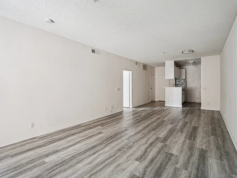 11657 Oxnard Str. — Photo 36