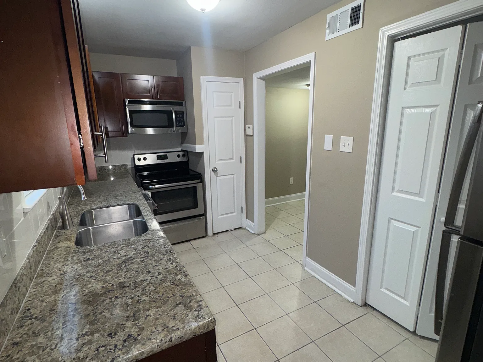 2 bed, 1.5 bath, 1100 sqft, $1,200 — Photo 4