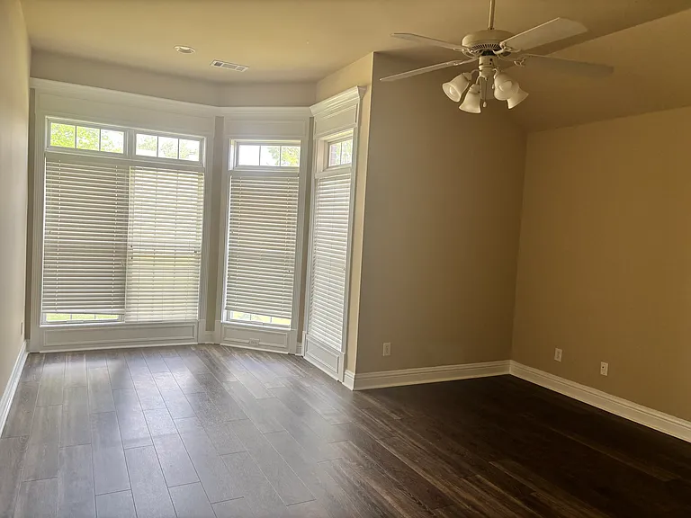 3225 Hammond Dr — Photo 4
