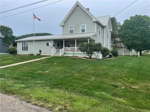 429 4th St, Bergholz, OH 43908
