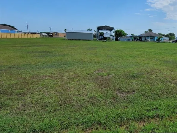 1005 Bill Tindall Ave, Seadrift, TX 77983