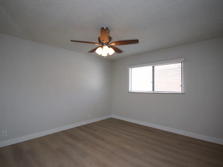 2505 W Grand Ave #F — Photo 12