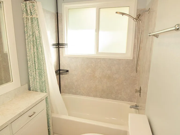 Upstairs (full) bathroom