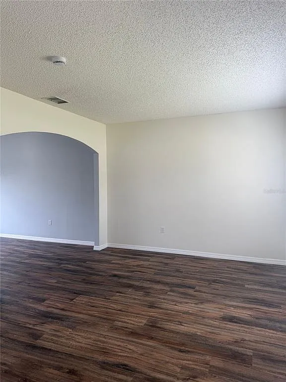 4 bed, 2.5 bath, 2113 sqft, $2,000 — Photo 4