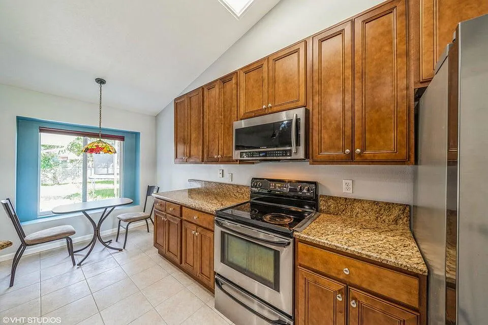 4 bed, 3.0 bath, 2533 sqft, $2,700 — Photo 4
