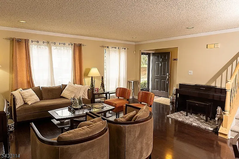 3 bed, 2.5 bath, 1776 sqft, $3,250 — Photo 2