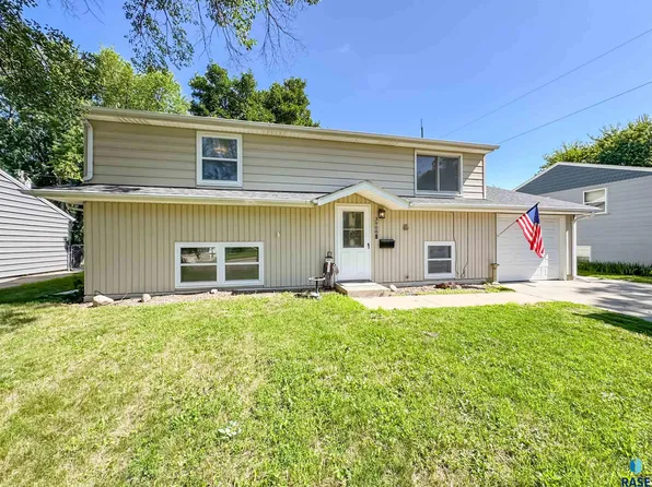 3908 E 21st St, Sioux Falls, SD 57103