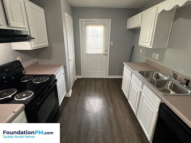 4529 Longtree Ave — Photo 3