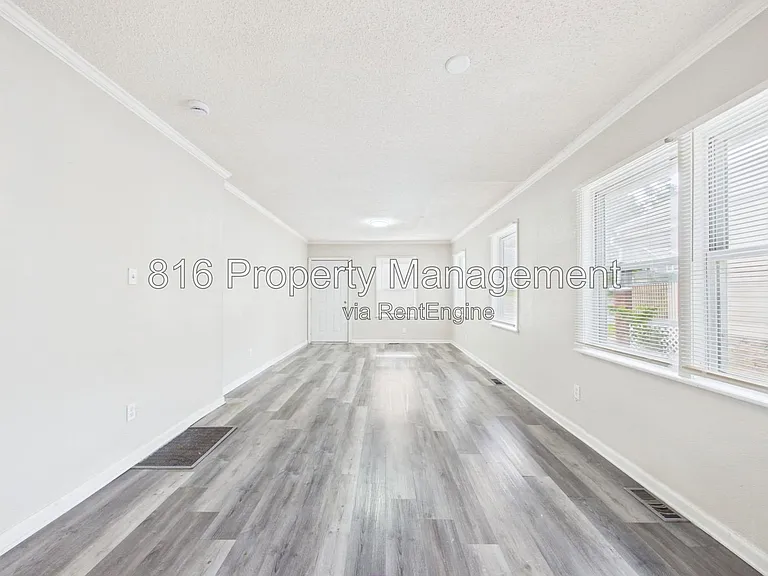 5715 Wabash Ave — Photo 3