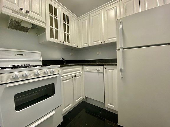 3rd image of 201 E 19th St APT 6N